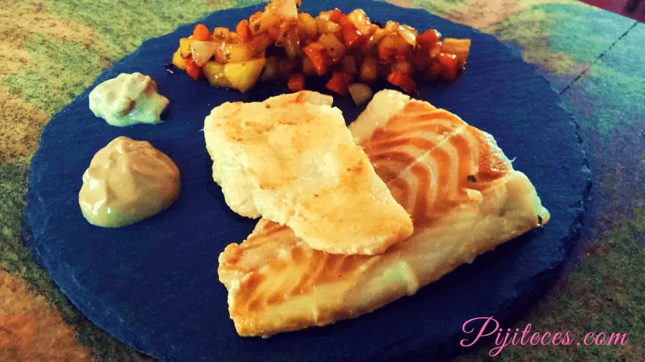 Bacalao con alioli de ajo negro y verduritas