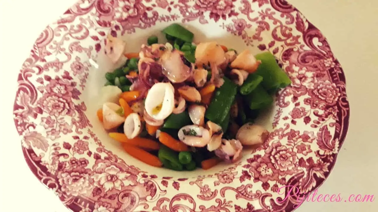 Receta de menestra de verduras con calamares