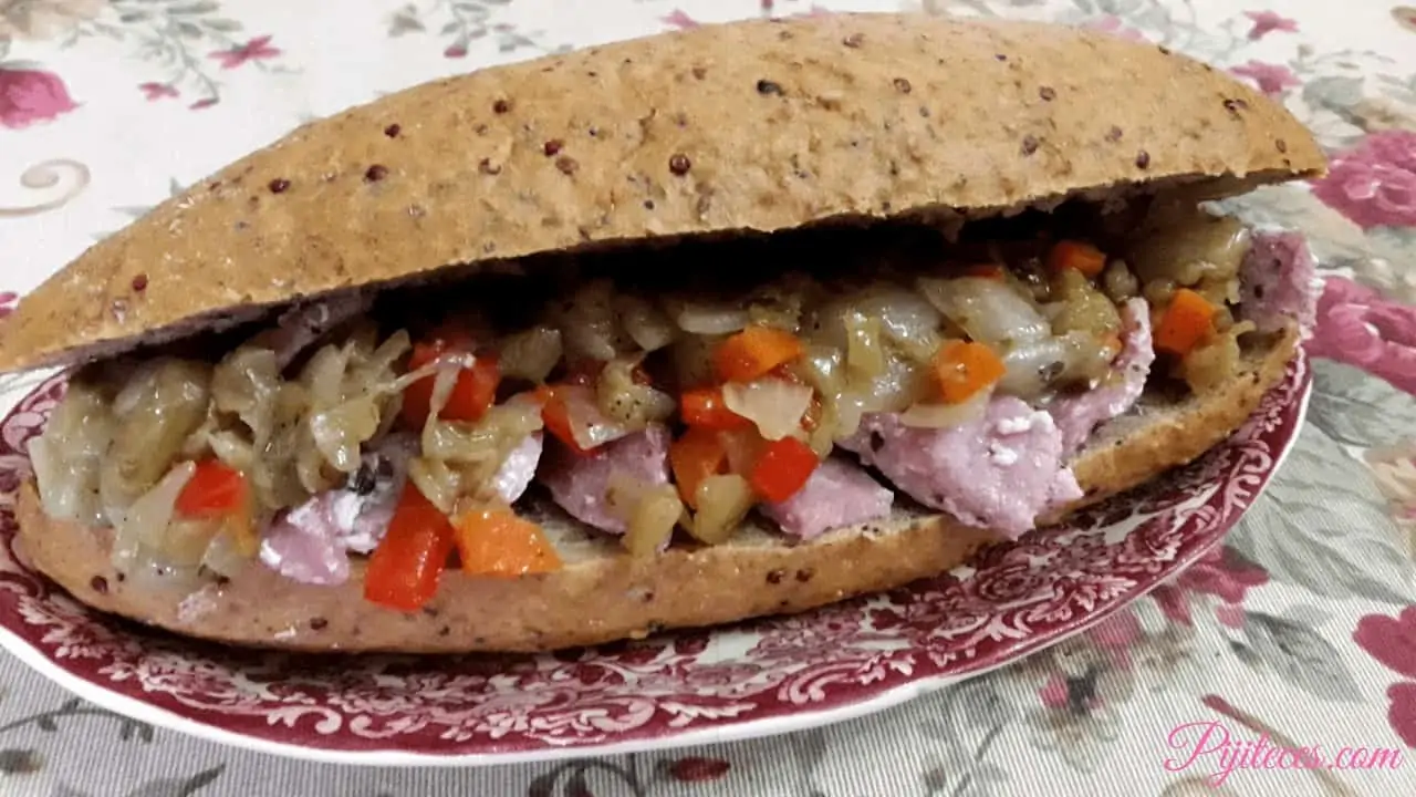 Bocadillo de pan de chia con lomo de cerdo cocinado a baja temperatura y panache de verduras