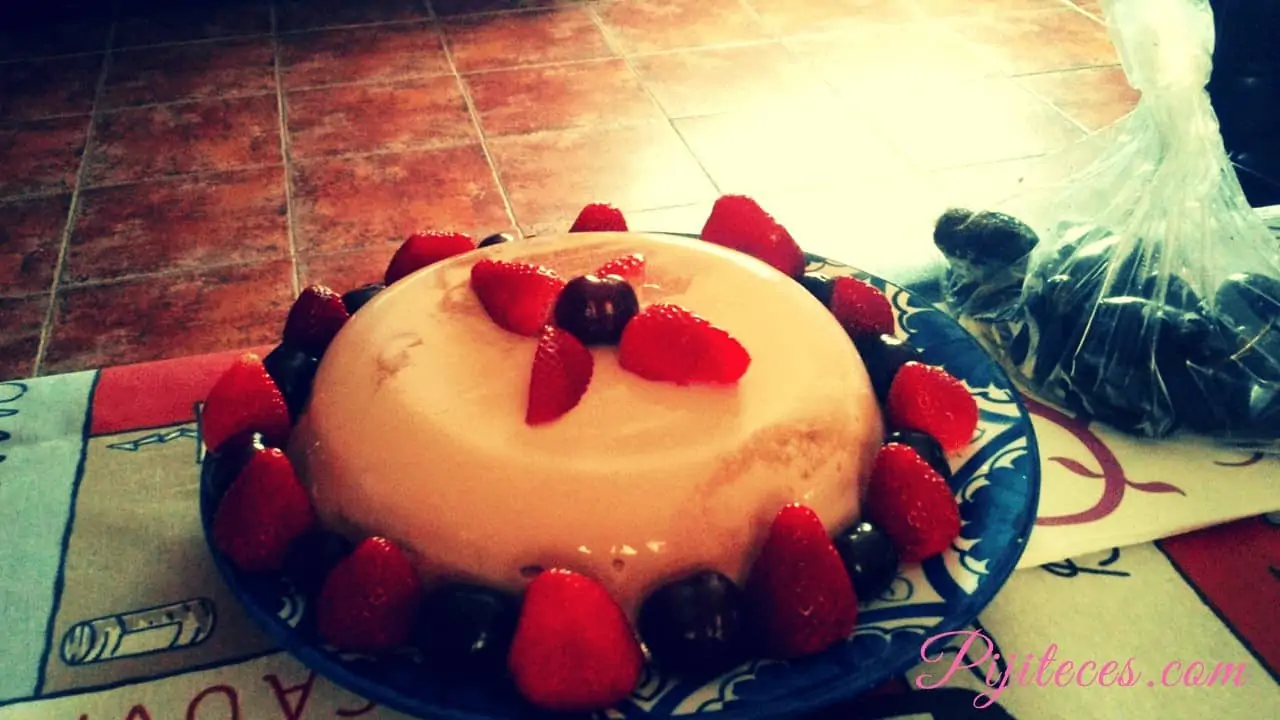 Receta de bizcuajada de chocolate blanco y frutas