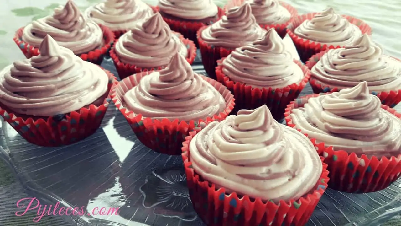 Receta de cupcakes de chocolate con frosting de queso