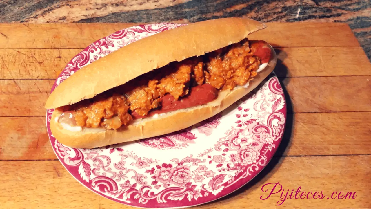 Perrito caliente con verduras y salsa casera