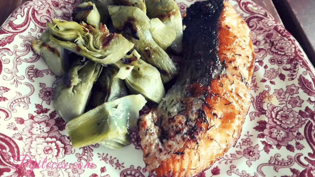 Salmón al eneldo con alcachofas