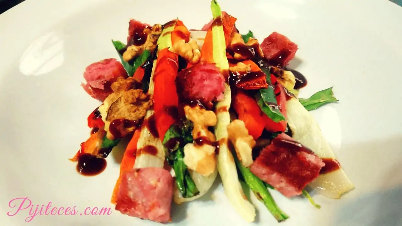 Ensalada a la parrilla con salchichas