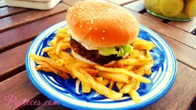 Hamburguesa de cerdo y vacuno con ajo negro y piñones