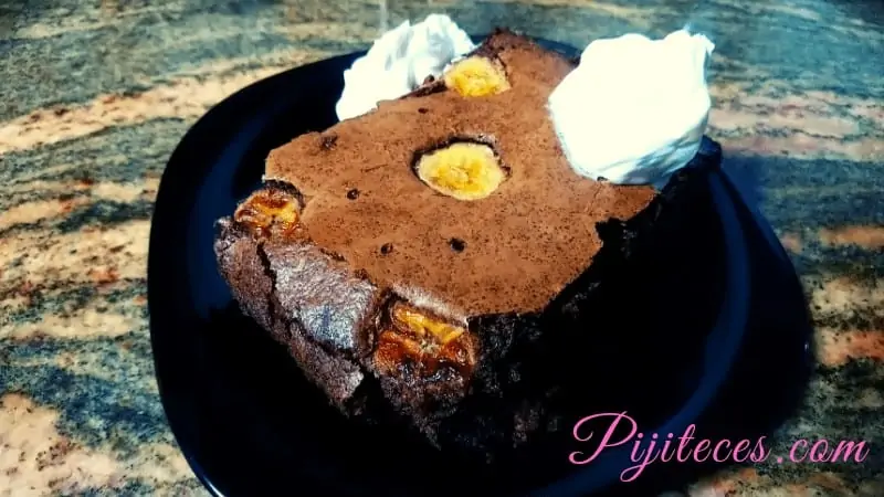 Brownie de chocolate con almendras y pistachos