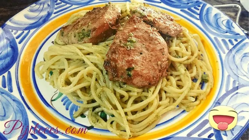 Espaguetis con solomillo de cerdo al pesto