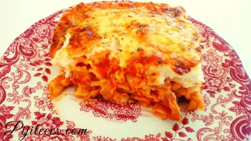 Porción de Macarrones con bechamel de queso y ajo negro al horno