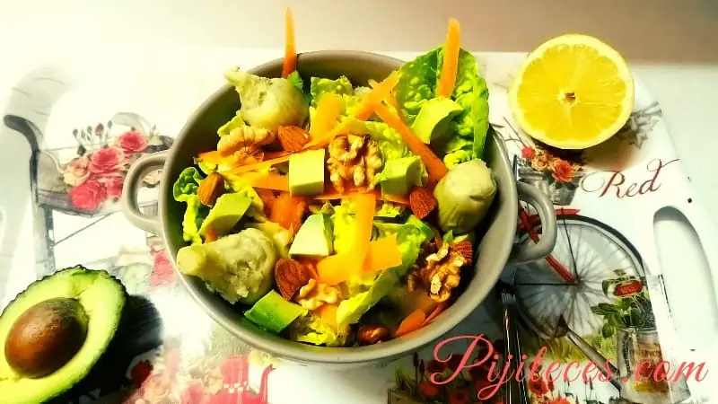 Ensalada de frutos secos y aguacate de aprovechamiento