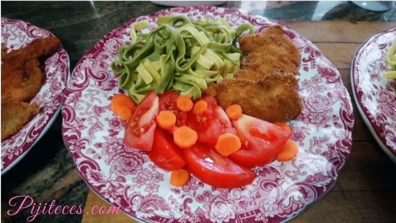 Pollo con pasta y ensalada