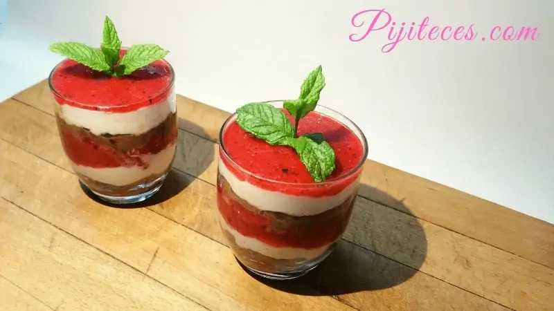 Triffle de nata con fresas y arándanos