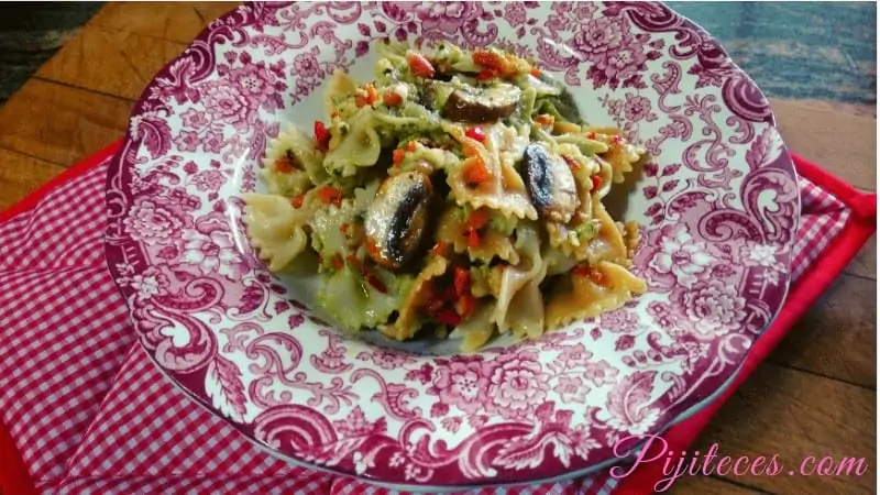 Pasta con verduras al pesto