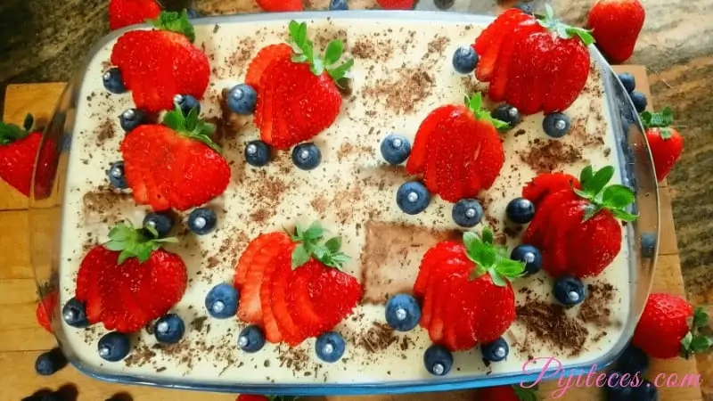Tarta de mousse de fresas con cobertura de chocolate blanco