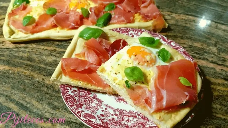 Pizza de huevo con jamón y albahaca