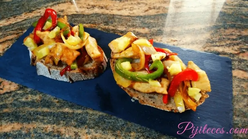 Tostada de pan de centeno con pollo, pimientos y piña