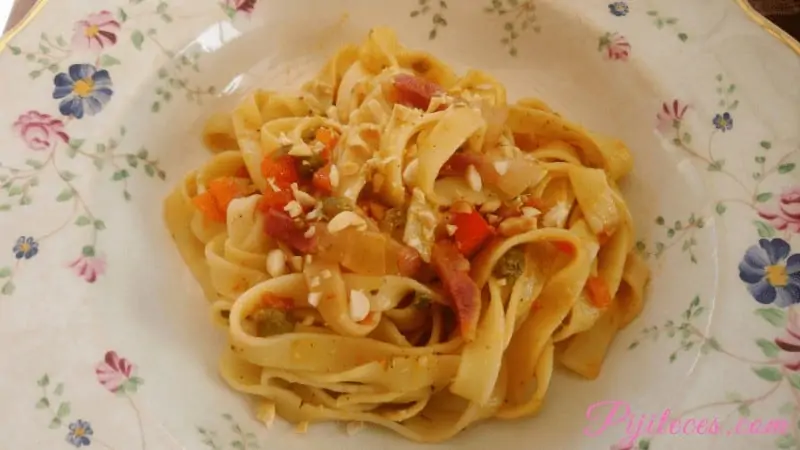 Tagliatelle con verduras y bacon