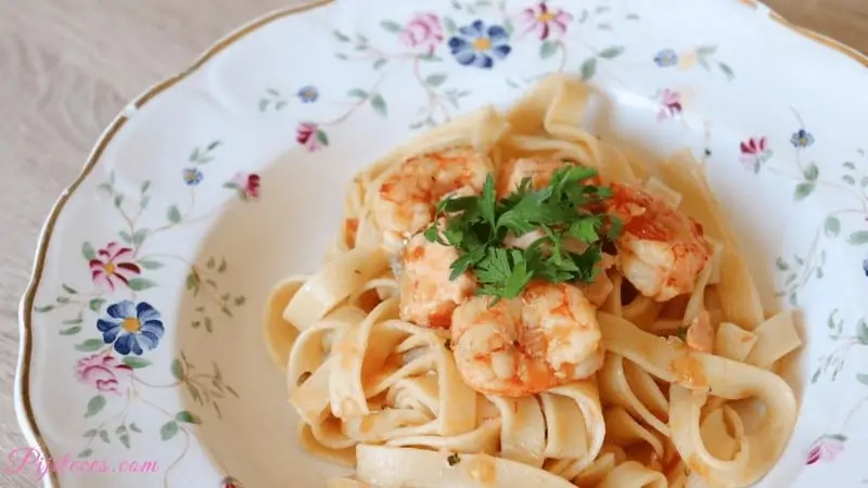 Tagliatelle con salmón y gambas al pesto