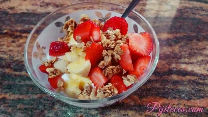 Bol de yogurt y fresas