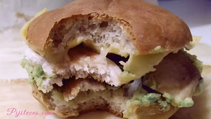 Bocadillo de pollo y aguacate