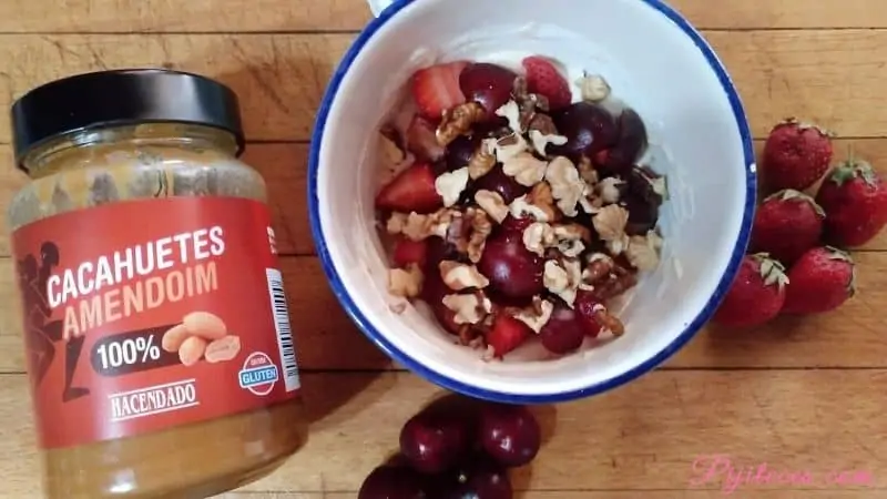 Bol de frutas saludable con frutos secos