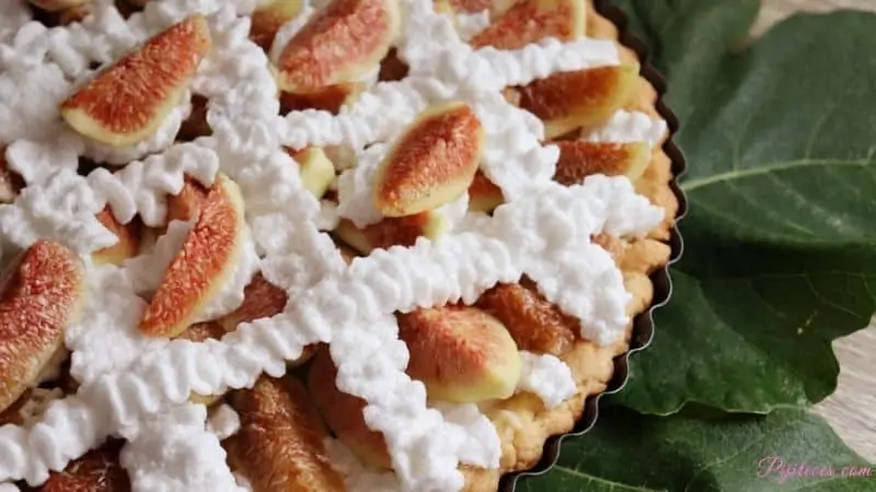 Pastel de higos con crema pastelera y merengue