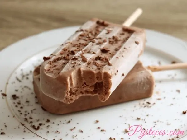 Helado saludable de yogurt y chocolate