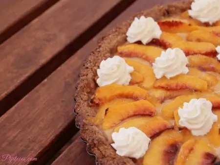 Tarta de crema pastelera y melocotón