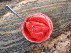 Crema de queso con colorante rojo