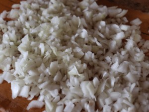 Cebolla cortada en brunoise