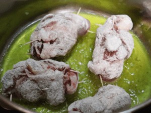 Rollitos rebozados friéndose