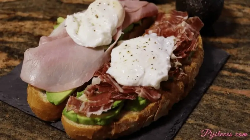 Tostada de aguacate y huevo trufado