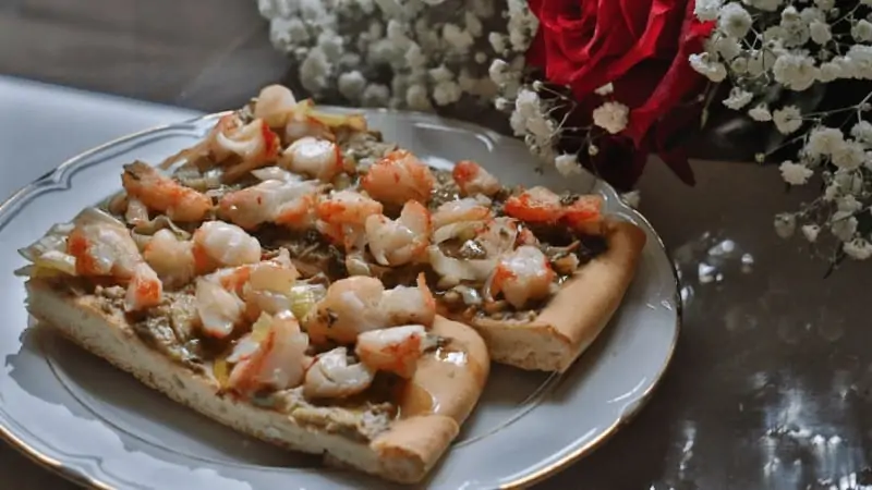 Pizza de gambas y guacamole