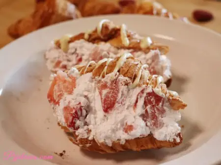 Croissants rellenos de fresas con nata