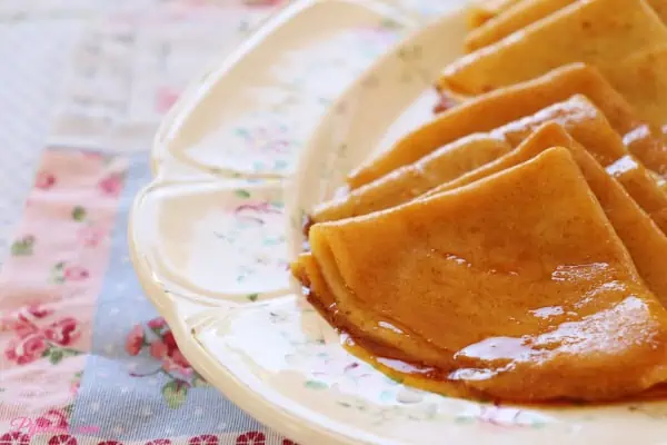 Crepes con sirope de naranja
